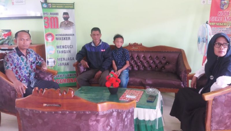 Kepala Sekolah SMP N 1 Kaidipang bersama adik Zefanya Daniel Rarung dan wali muridnya saat melakukan klarifikasi terkait postingan NH di facebook
